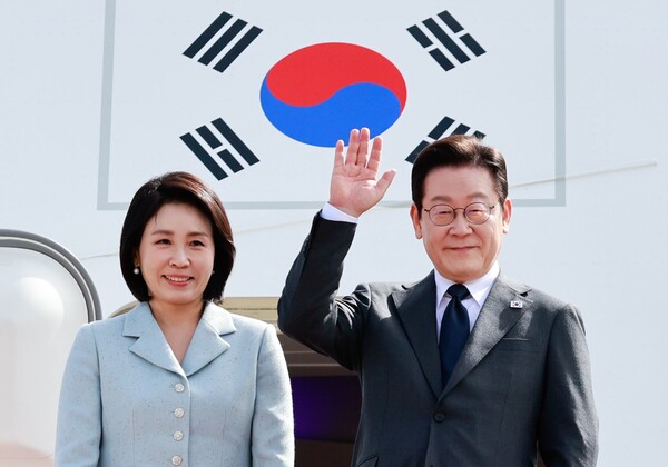 유엔 총회에 참석하는 이재명 대통령이 9월 22일 경기 성남 서울공항에서 김혜경 여사와 출국하며 인사하고 있다.[뉴시스]