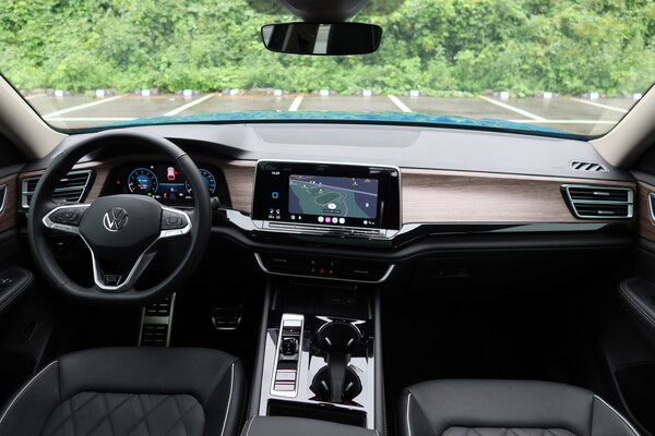 폭스바겐 아틀라스 1열과 센터페시아 [이정하 자동차전문기자]