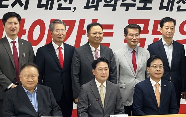 국민의힘 대전 현장최고위원회의에 참석한 장동혁 대표 등이 기념촬영을 하고 있다. [사진 = 국힘 대전시당]