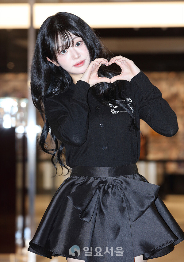 현데이 프로모션 오픈 포토콜 행사에 참석한 QWER 쵸단