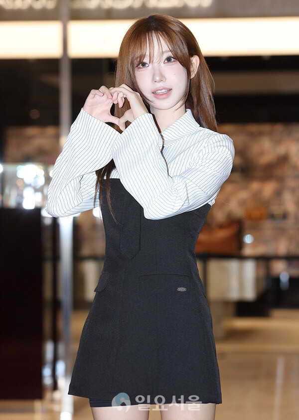 현데이 프로모션 오픈 포토콜 행사에 참석한 QWER 마젠타