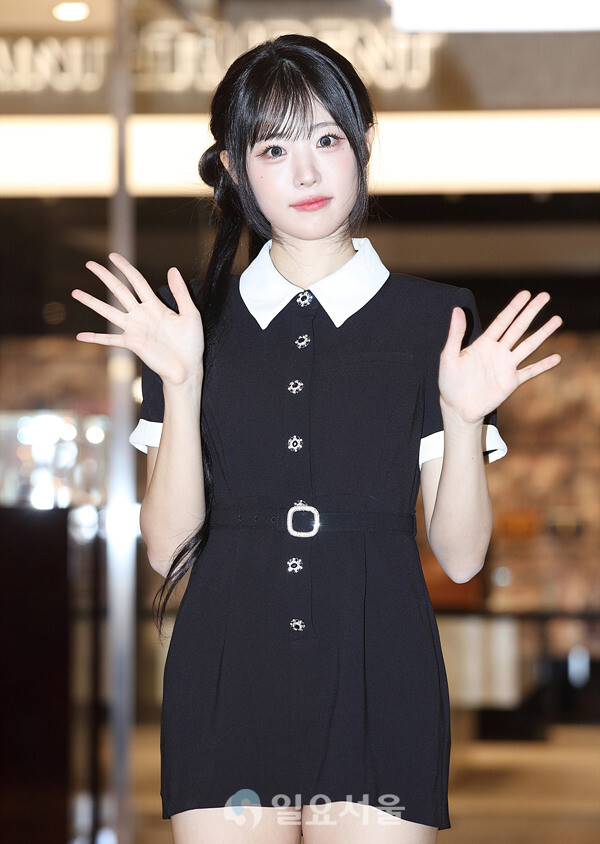 현데이 프로모션 오픈 포토콜 행사에 참석한 QWER 히나