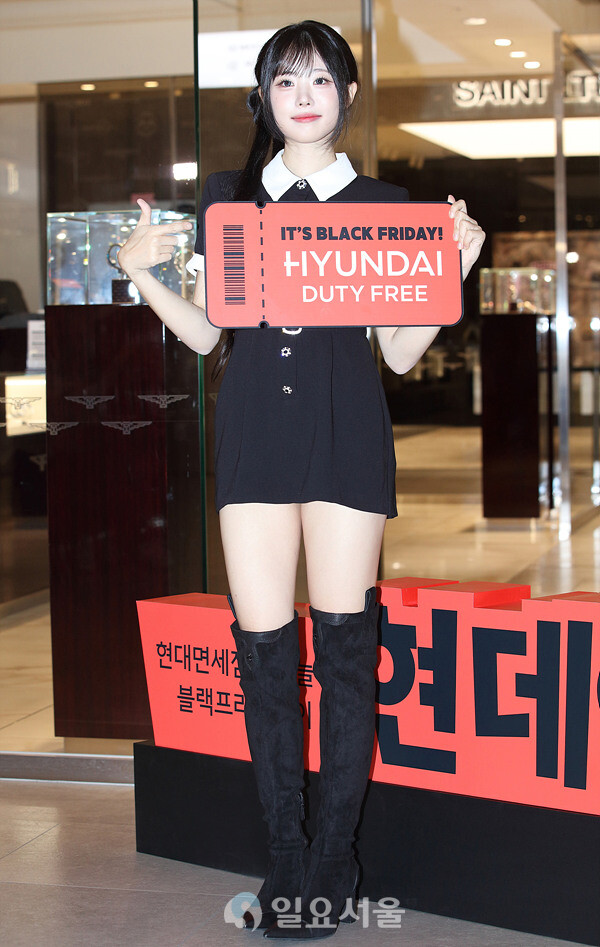 현데이 프로모션 오픈 포토콜 행사에 참석한 QWER 히나