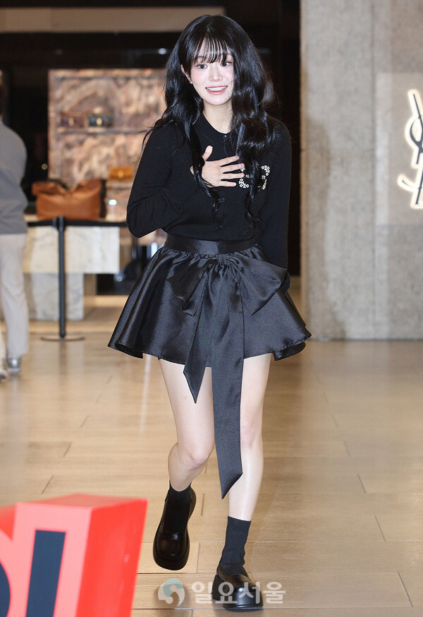 현데이 프로모션 오픈 포토콜 행사에 참석한 QWER 쵸단