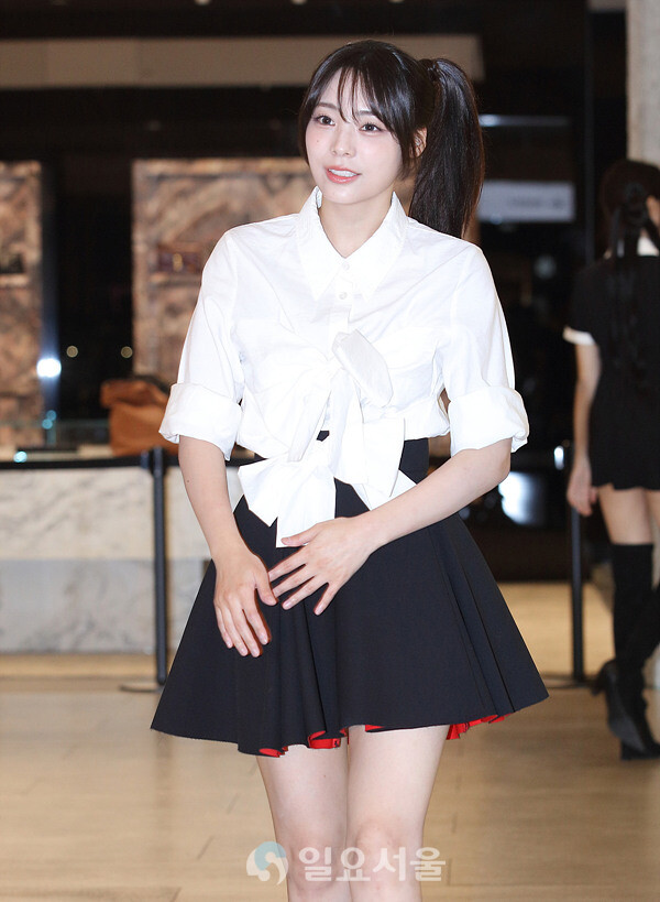 현데이 프로모션 오픈 포토콜 행사에 참석한 QWER 시연