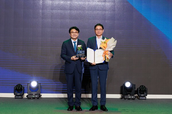 ▲포스코가 9월 4일 열린 우수공동훈련센터 시상식에서 성과평가 우수기관상을 받았다. 사진 왼쪽부터 한국산업인력공단 이우영 이사장, 포스코 신경철 경영지원본부장. [제공 : 홍보팀]