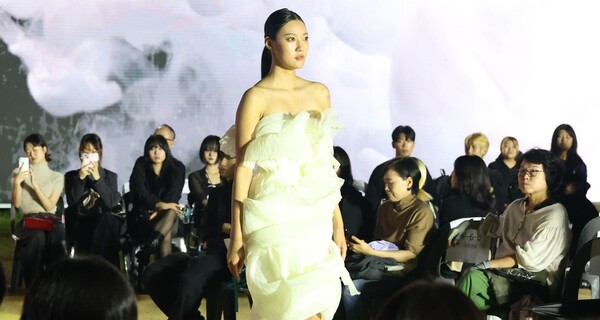 2025 대전패션컬랙현에서 모델이 런웨이를 돌고 있다. [사진 = 대전시]