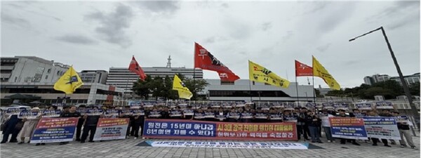 사진1: 한수원노조와 시민단체가 원전산업의 기후에너지환경부 이관을 반대하는 집회를 하고 있다. 노조 제공