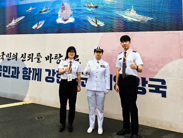 영진전문대 국방군사계열 재학생들이 해군 관함식 현장에서 도보람 상사와 함께 기념촬영을 했다. [사진=영진전문대]