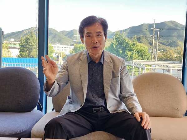 김창문 박사가 인터뷰를 하고 있다.