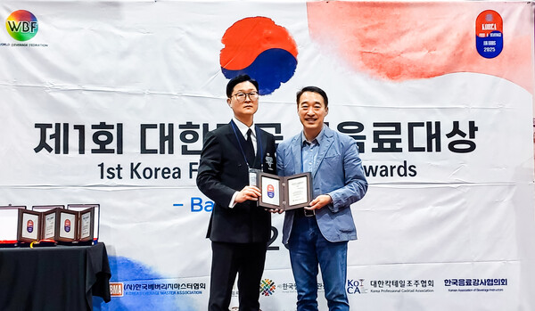 영진전문대 호텔항공관광과 이재훈 교수(오른쪽)가 지난 27일 ‘한국 바텐더 대상 1호’를 수상하는 모습. [사진=영진전문대]
