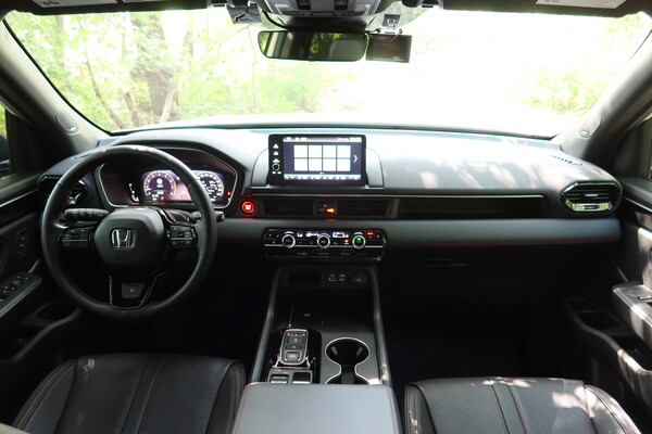 혼다 파일럿 블랙 에디션 1열과 센터페시아 [이정하 자동차전문기자]