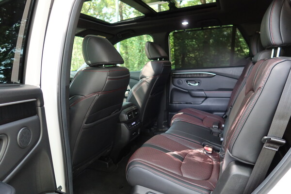 혼다 파일럿 블랙 에디션 2열 [이정하 자동차전문기자]