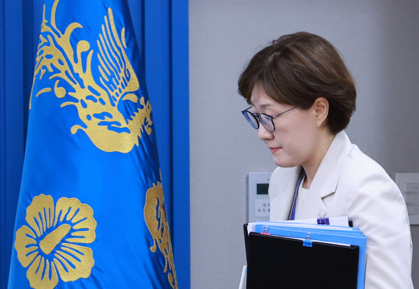 김현지 총무비서관이 7월 17일 서울 용산 대통령실 청사에서 열린 4차 수석·보좌관 회의에 참석하고 있다. [뉴시스]