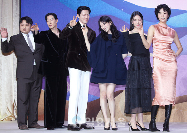 넷플릭스 시리즈 다 이루어질지니 제작발표회에 참석한 고규필-노상현-김우빈-수지-안은진-이주영