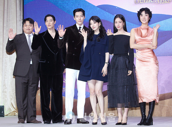 넷플릭스 시리즈 다 이루어질지니 제작발표회에 참석한 고규필-노상현-김우빈-수지-안은진-이주영