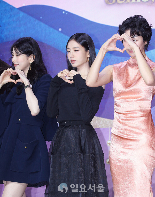 넷플릭스 시리즈 다 이루어질지니 제작발표회에 참석한 수지-안은진-이주영