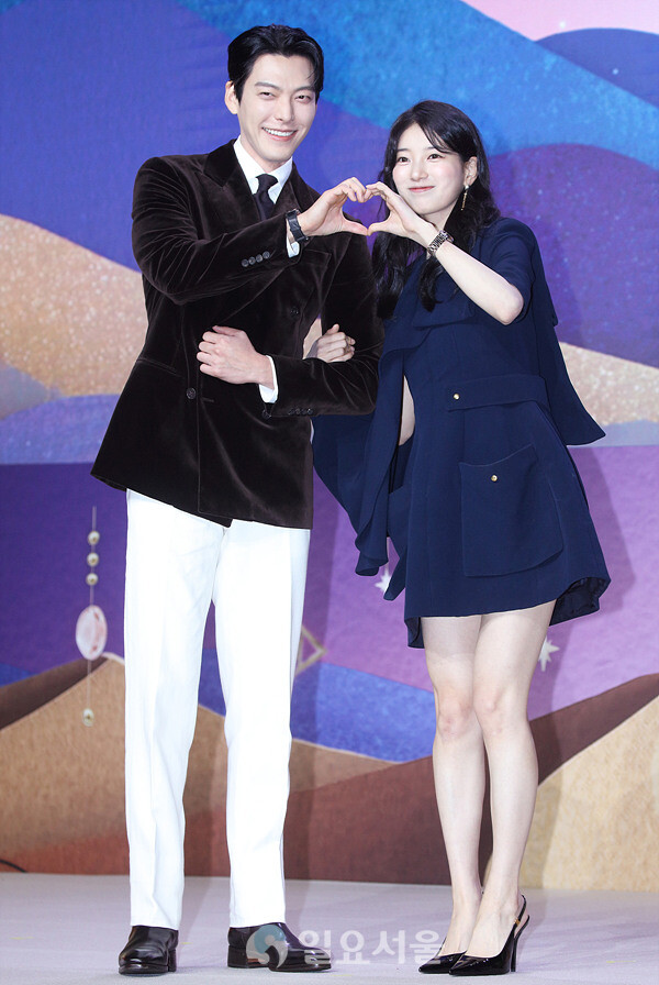 넷플릭스 시리즈 다 이루어질지니 제작발표회에 참석한 김우빈-수지