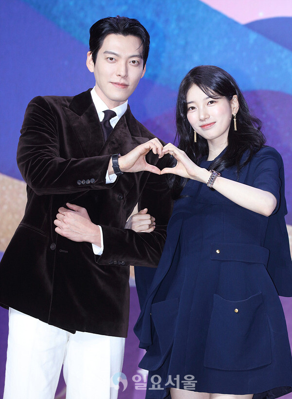 넷플릭스 시리즈 다 이루어질지니 제작발표회에 참석한 김우빈-수지