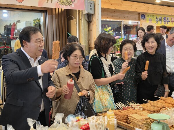 최민호 세종시장이  29일 시청 공직자  60여 명과 함께 장보기 행사에 참여했다(사진=김교연 기자)