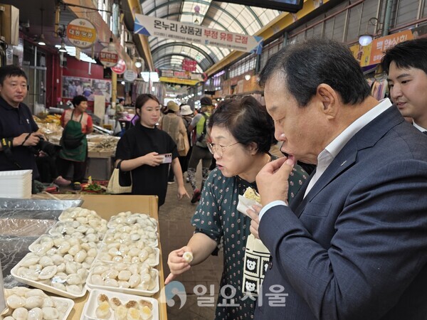 최민호 세종시장이 29일 전통시장에서 전광희 여사와 함께 송편을 맛보고 있다(사진=김교연 기자) 