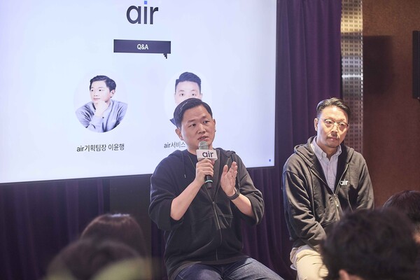 이윤행 에어기획팀장과 정준영 에어서비스팀장이 질의에  답변하고 있다. [사진 = SK텔레콤]