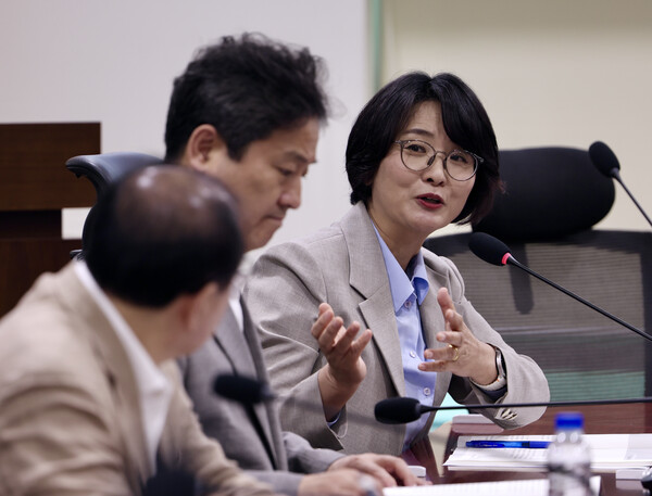 임미애 더불어민주당 의원이 1일 오전 서울 여의도 국회 의원회관에서 열린 '주민대표성과 지방정치 다양성 확대를 위한 지방선거제도 개혁 토론회'에서 발언하고 있다. [뉴시스]