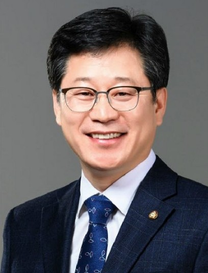 안호영 국회 기후에너지환경노동위원장이 전주시 덕진구 모래내시장을 찾아 전통시장 노후화 개선과 청년 일자리 활성화 방안을 논의하는 자리를 마련했다.