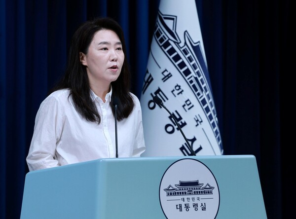 강유정 대변인이 10월 9일 서울 용산 대통령실 청사에서 우리 국민이 탑승한 선박이 이스라엘군에 나포된 상항과 관련 브리핑을 하고 있다. [뉴시스]