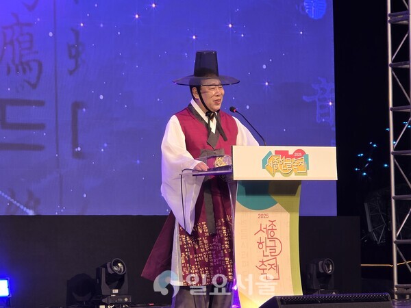 개막식에서 한복을 입고 등장해 인사말하는 최민호 세종시장(사진=김교연 기자)