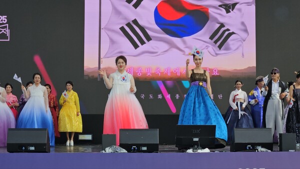 9일 호수공원 중앙무대에는 ‘세종의 얼’을 주제로 한 ‘세종한복에 한글 잇다’ 패션쇼가 열렸다(사진=KDM한국도화 세종한글모델단 제공) 
