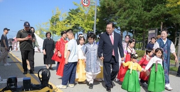 최민호 시장이 직접 한복을 입은 어린이들과 함께 거리 행렬에 나섰다(사진=세종시) 