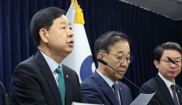 구윤철 경제부총리 겸 기획재정부 장관이 15일 오전 서울 종로구 정부서울청사에서 임광현 국세청장, 윤창렬 국무조정실장, 김윤덕 국토교통부 장관, 이억원 금융위원장과 함께 주택시장 안정화 대책 발표를 하고 있다. [뉴시스]