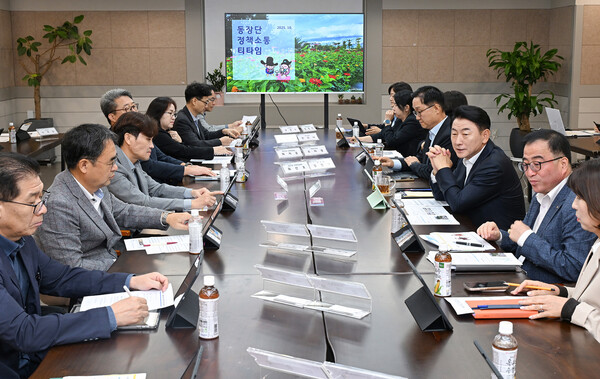 김동근 시장이 10월 15일 시청 회룡홀에서 ‘10월 동장단 정책소통 티타임’을 진행하고 있다.