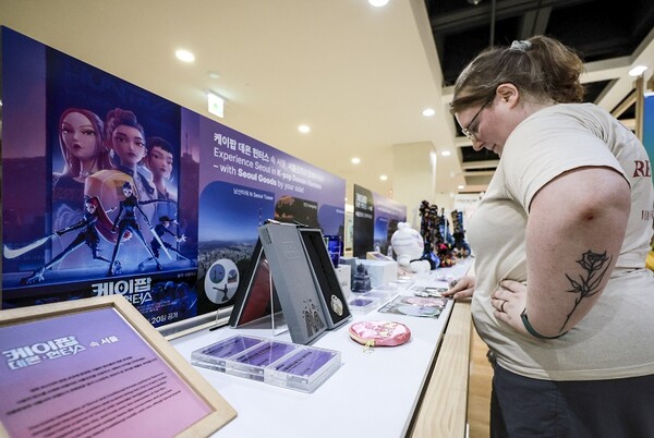 데몬헌터스 굿즈보는 외국인. 뉴시스