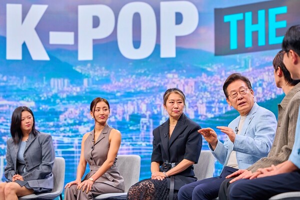 데몬헌터스 관계자들과 k-pop 미래 논의하는 이 대통령. 뉴시스