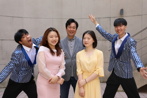 중국 상하이 페스티벌 폐막식에 공식 참여하는 대경대 연기예술과 뮤지컬팀 (전공자 및 가운데 김찬영 교수). [사진=대경대학교]