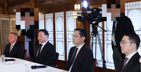 왼쪽부터 정의선 현대차그룹 회장, 대한상공회의소 회장인 최태원 SK회장, 이재용 삼성전자 회장, 구광모 LG회장. (뉴시스 / 대통령실통신사진기자단)