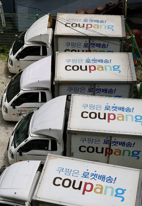 쿠팡의 배송 관리 애플리케이션 ‘쿠팡 플렉스’가 먹통이 돼 배달기사들이 혼란을 겪었다. [사진 = 뉴시스]