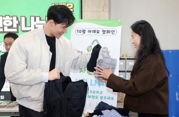 신한금융그룹은 지난21일 그룹 전 임직원이 자원순환을 위해 미사용 의류 및 잡화를 기부하고 가정 내 폐의약품을 수거하는 행사인 ‘신한 나눠요 & 지켜요 DAY’를 실시했다고 22일 밝혔다. 이날 임직원들이 의류 및 잡화를 기부하고 있다. [제공 : 홍보팀] 