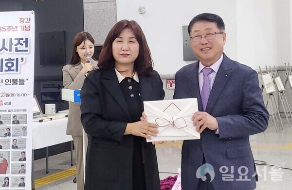 시사저널 청풍 창간 35주년 기념식에서 정다은 발행인(왼쪽)이 기념 책자를 전달하고 있다. [사진 = 육심무 기자]