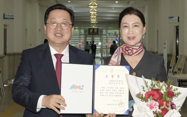 이장우 대전시장이 청풍 창간 35주년 기념식에서 유공자에게 표창장을 전달했다. [사진 = 육심무 기자]