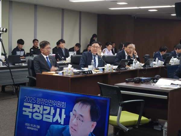이광희 의원이 지난 20일 열린 국회 행안위 세종시 국감에서 최민호 시장을 상대로 질의하는 모습(사진=이광희 의원실)
