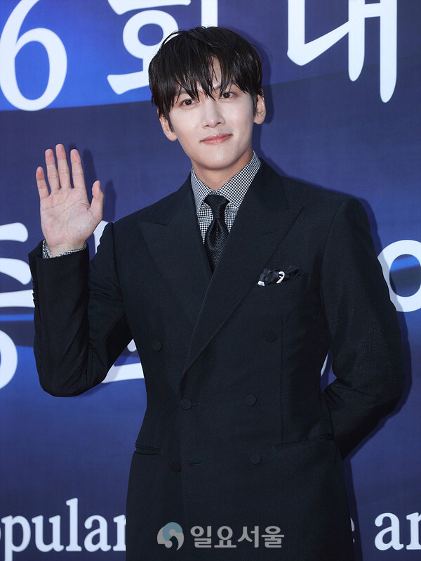 [IS포토|대중<b>문화</b>예술상] <b>지창욱</b>, 문체부<b>장관 표창</b>받는 '멋남'