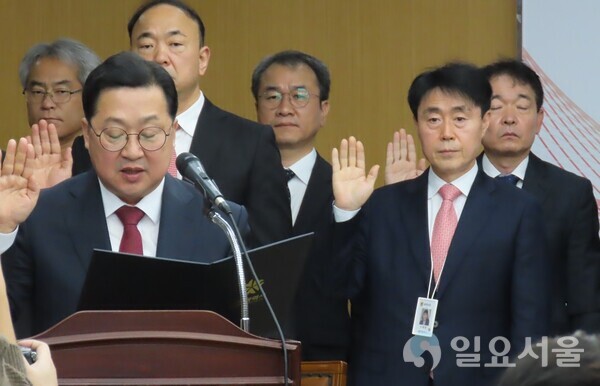국회 행정안정위원회 국정감사에서 선서하고 있는 이장우 대전시장 [사진 = 육심무 기자]