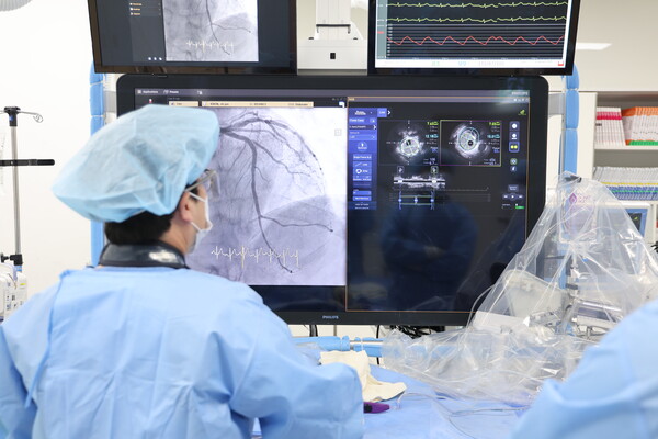 아비고 플러스(AVIGO Plus) 장비를 활용해 시술중인 윤혁준 교수. [사진=계명대 동산병원]