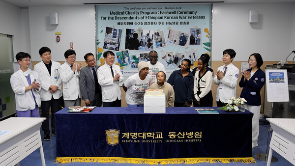 축하 케이크를 불고 있는 미헤렛(좌)과 아르세마(우). [사진=계명대 동산병원]