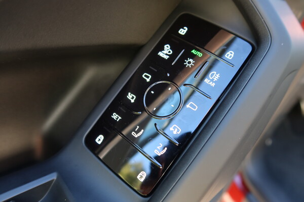 더 뉴 아우디 Q5 40 TDI 콰트로 도어버튼 [이정하 자동차전문기자]