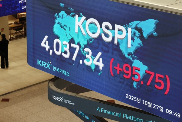 개인과 외국인의 강한 매수세에 힘입어 국내 대표 주가지수인 코스피가 사상 처음으로 4000선을 넘어섰다. [사진 = 뉴시스]