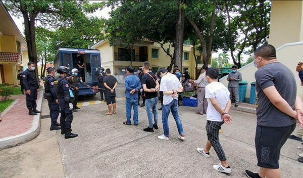 현지 경찰에 의해 연행되고 있는 캄보디아 인신매매 용의자들. [사진 = 뉴시스]